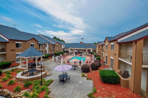 Red Roof PLUS+ & Suites Knoxville West-Cedar Bluff image 41